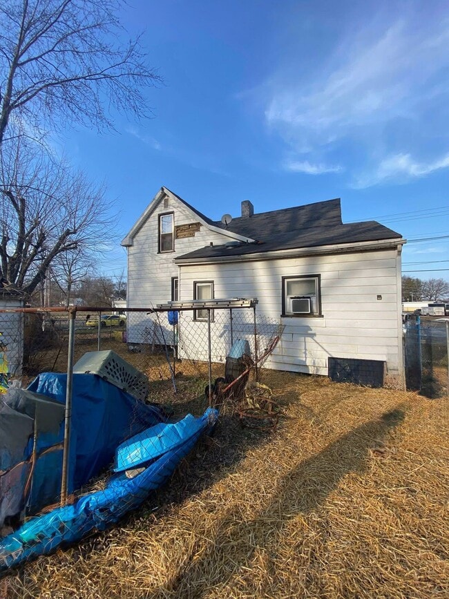 property at 618 W Monroe St
