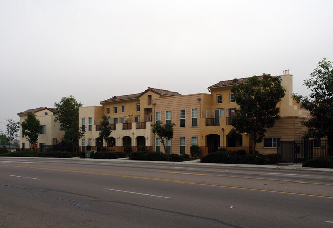 San Martin De Porres Apartments in Spring Valley, CA - Foto de edificio - Building Photo