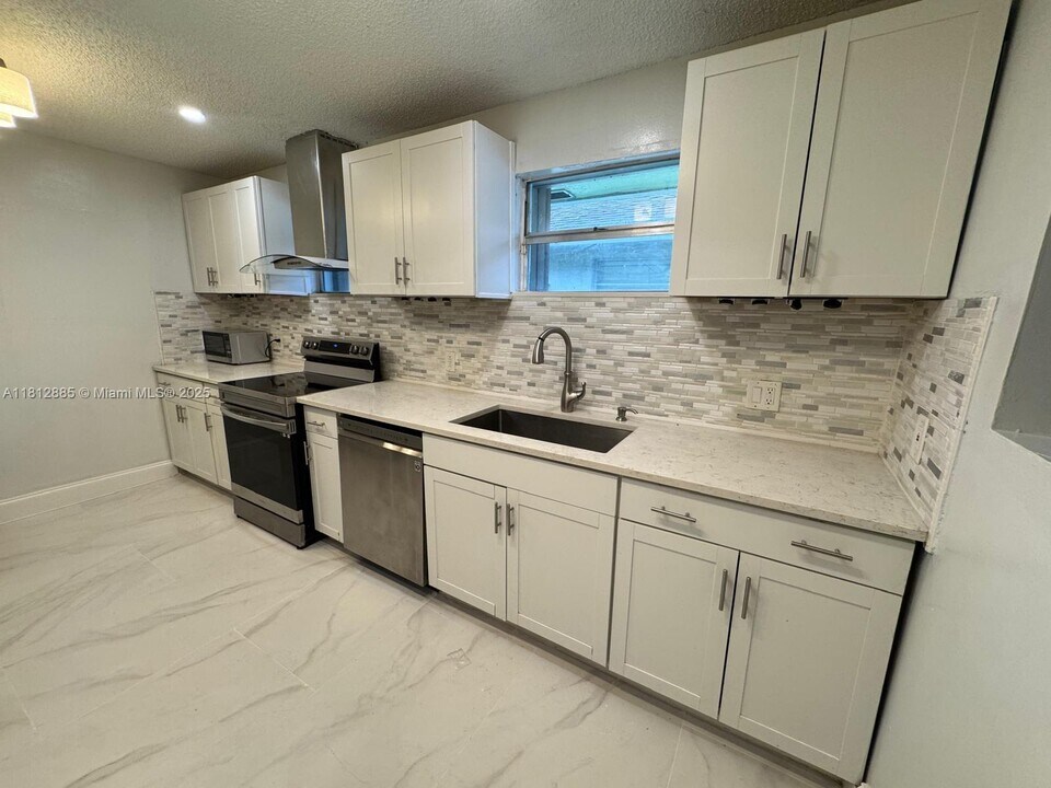 1651 Van Buren St in Hollywood, FL - Building Photo