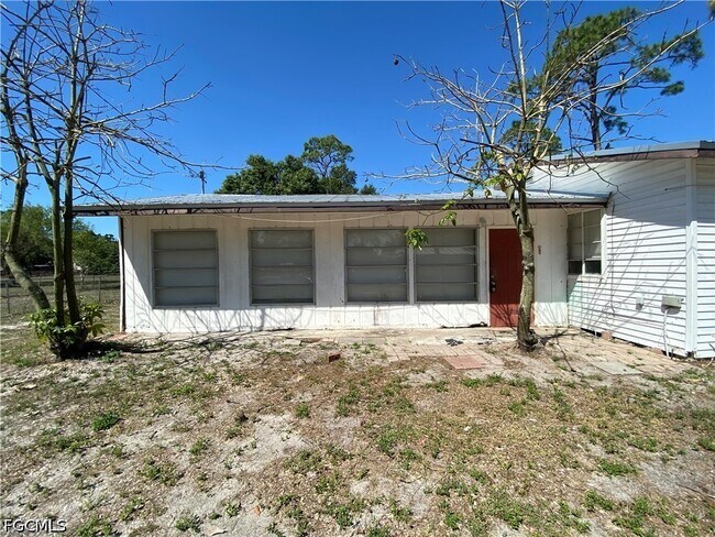 7656 Hart Dr in North Fort Myers, FL - Building Photo - Building Photo