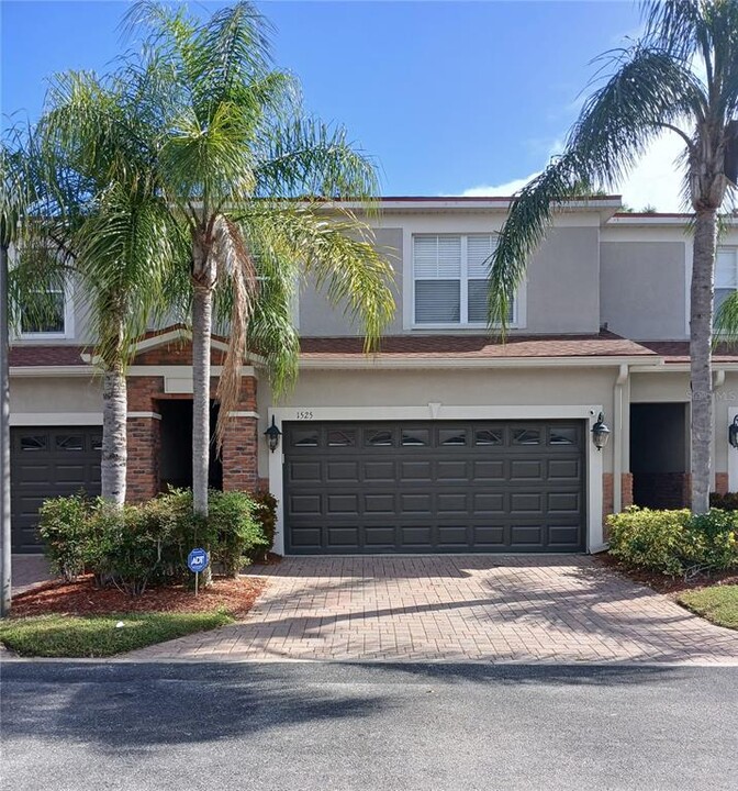 1525 Hillview Ln in Tarpon Springs, FL - Foto de edificio