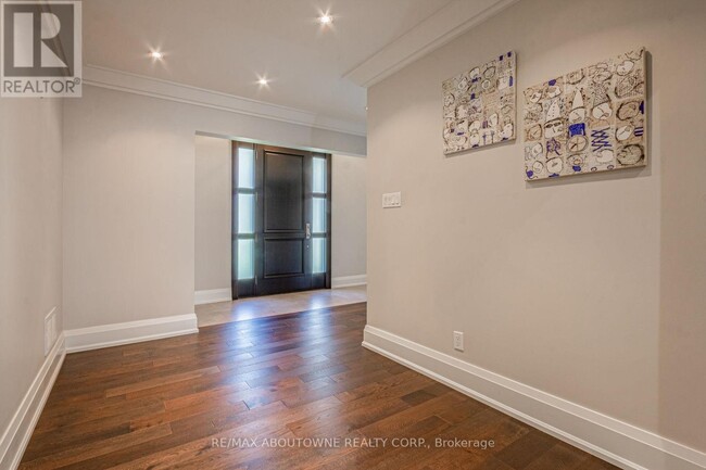 1329 Cumnock Crescent in Oakville, ON - Building Photo - Building Photo