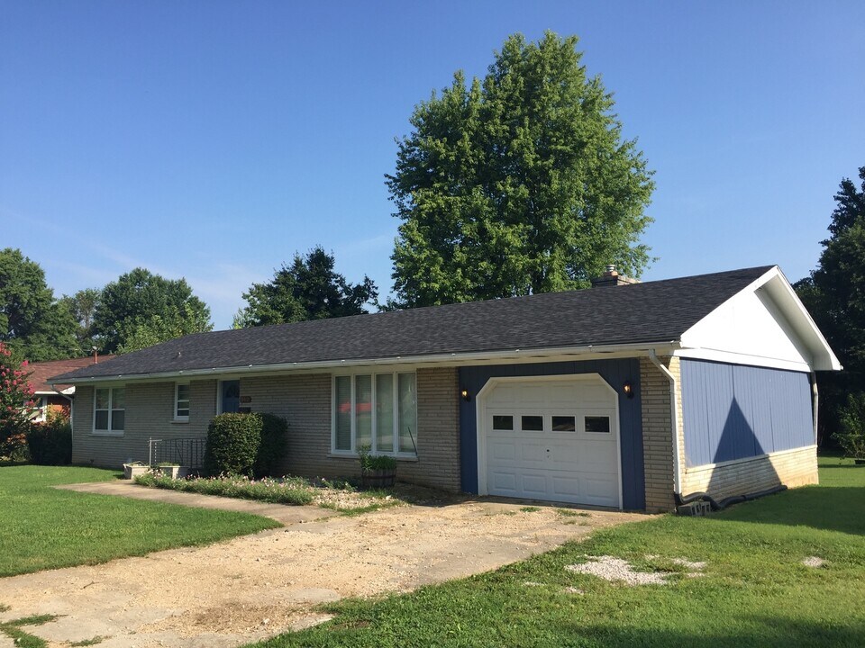 345 W Maple Ave in Hodgenville, KY - Building Photo