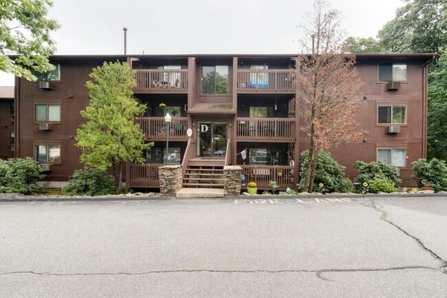 340 Sunderland Rd in Worcester, MA - Building Photo - Building Photo