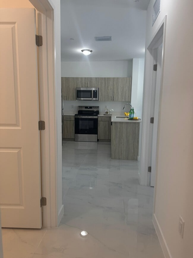 7190 SW 15th St, Unit B2 in Miami, FL - Foto de edificio - Building Photo