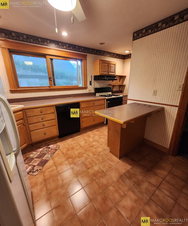8 Belmont St, Unit 2 in Newton, MA - Foto de edificio - Building Photo