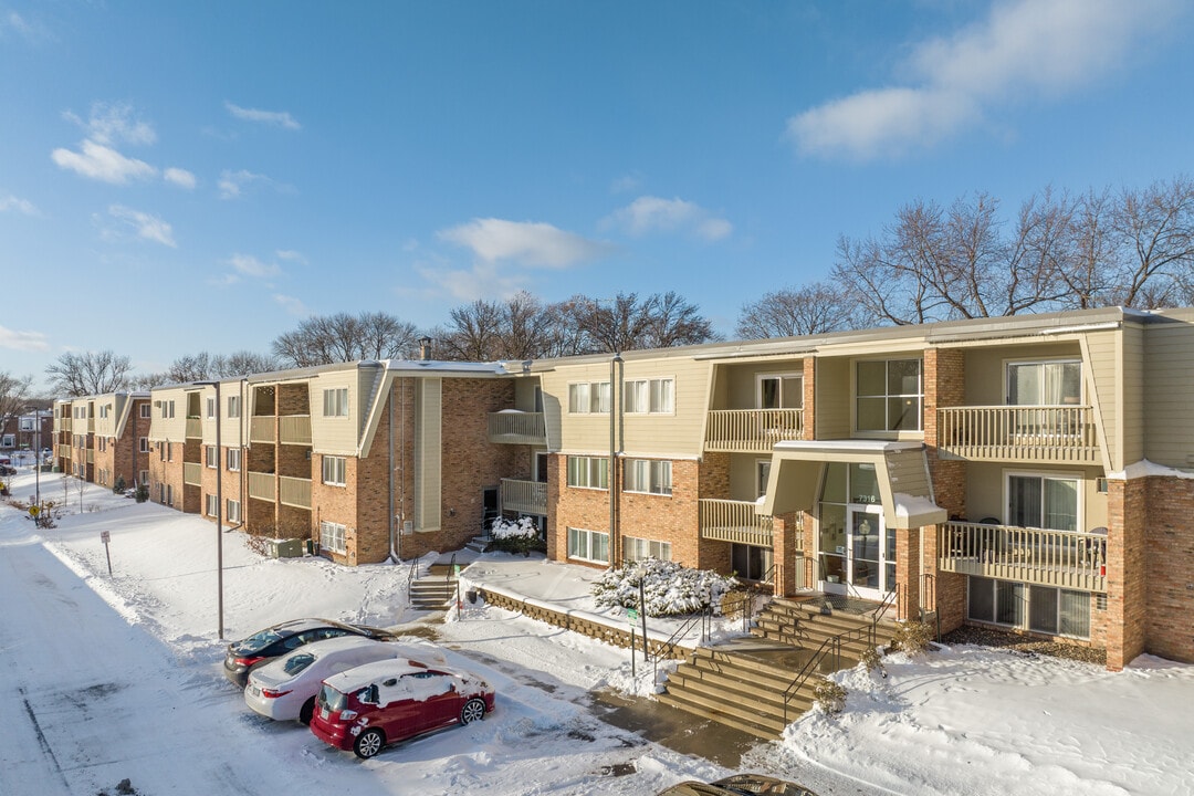 Greensboro Square in St. Louis Park, MN - Building Photo
