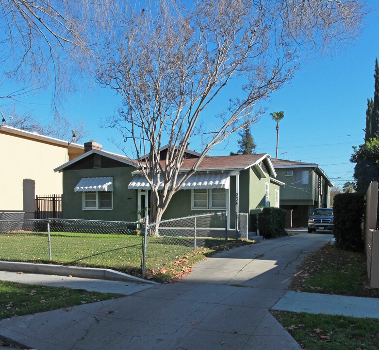 234 W Linden Ave in Burbank, CA - Building Photo