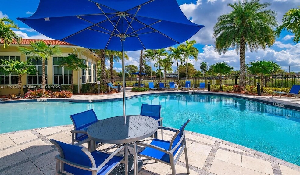 10170 SW 7th St, Unit 31-411 in Pembroke Pines, FL - Building Photo