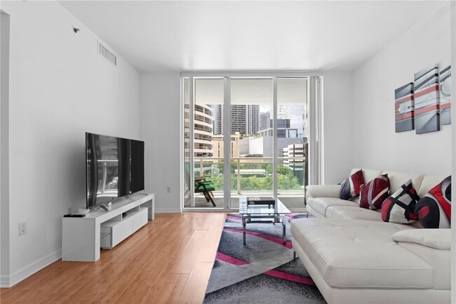 950 Brickell Bay Dr, Unit 501 in Miami, FL - Foto de edificio - Building Photo