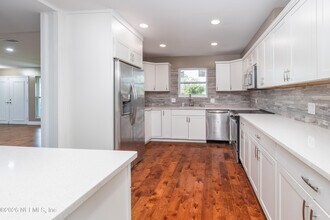 2450 Fallen Tree Dr W in Jacksonville, FL - Building Photo - Building Photo