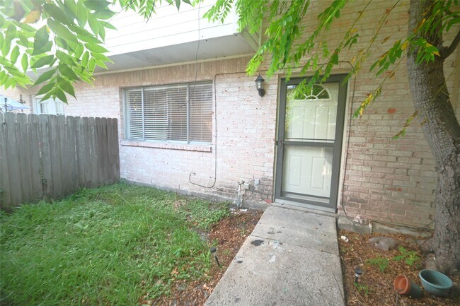 8340 La Roche Ln in Houston, TX - Building Photo - Building Photo