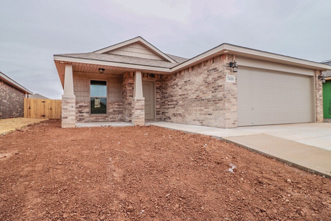 7418 104th St in Lubbock, TX - Building Photo