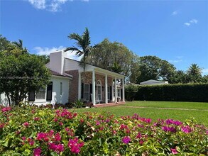 765 N Greenway Dr in Coral Gables, FL - Foto de edificio - Building Photo