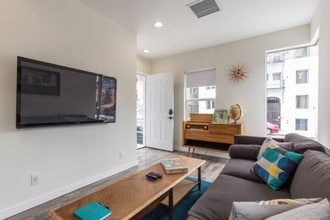 3210 Descanso Dr, Unit A in Los Angeles, CA - Building Photo - Building Photo