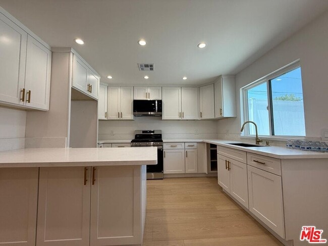 5759 Lemp Ave in Los Angeles, CA - Building Photo - Building Photo