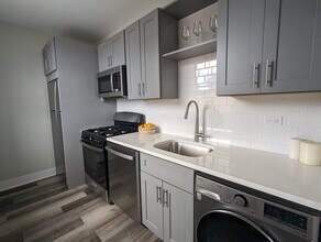 371 Hazel Ave, Unit B9 in Glencoe, IL - Building Photo - Building Photo