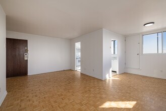 5505 Boul Cavendish in Cote-St-Luc, QC - Building Photo - Interior Photo
