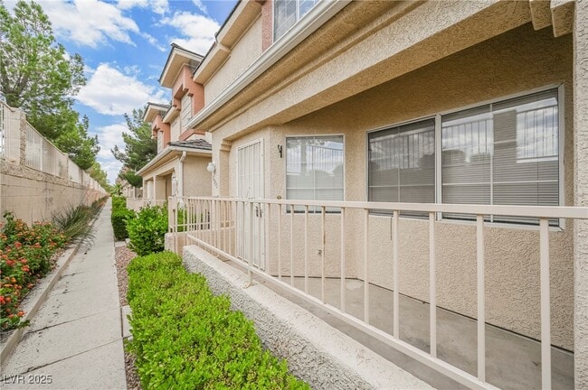 1315 Silver Sierra St in Las Vegas, NV - Foto de edificio - Building Photo