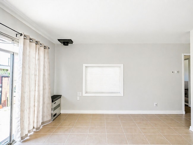 38369 16th St E in Palmdale, CA - Building Photo - Building Photo