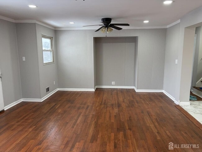 162 Holly St in Woodbridge Township, NJ - Foto de edificio - Building Photo