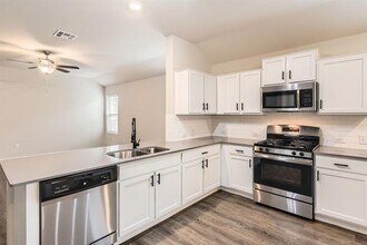 10801 Dimitrios Dr in Austin, TX - Building Photo - Building Photo