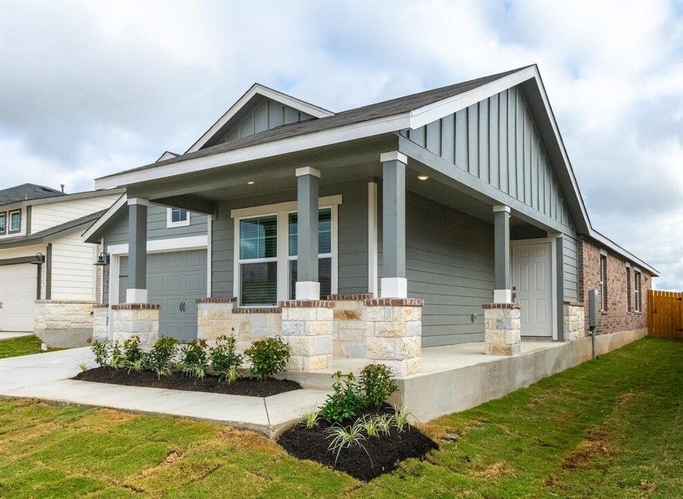 247 Alamito Ave in Niederwald, TX - Foto de edificio