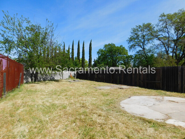 4978 Saddlerock Way in Sacramento, CA - Building Photo - Building Photo