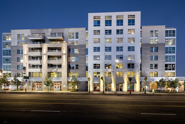 Avant in Los Angeles, CA - Foto de edificio - Building Photo