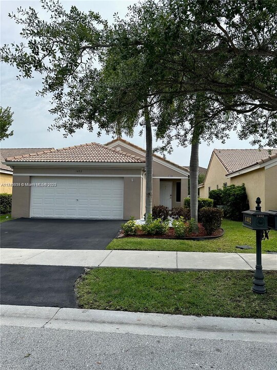 1402 Sabal Trail in Weston, FL - Building Photo