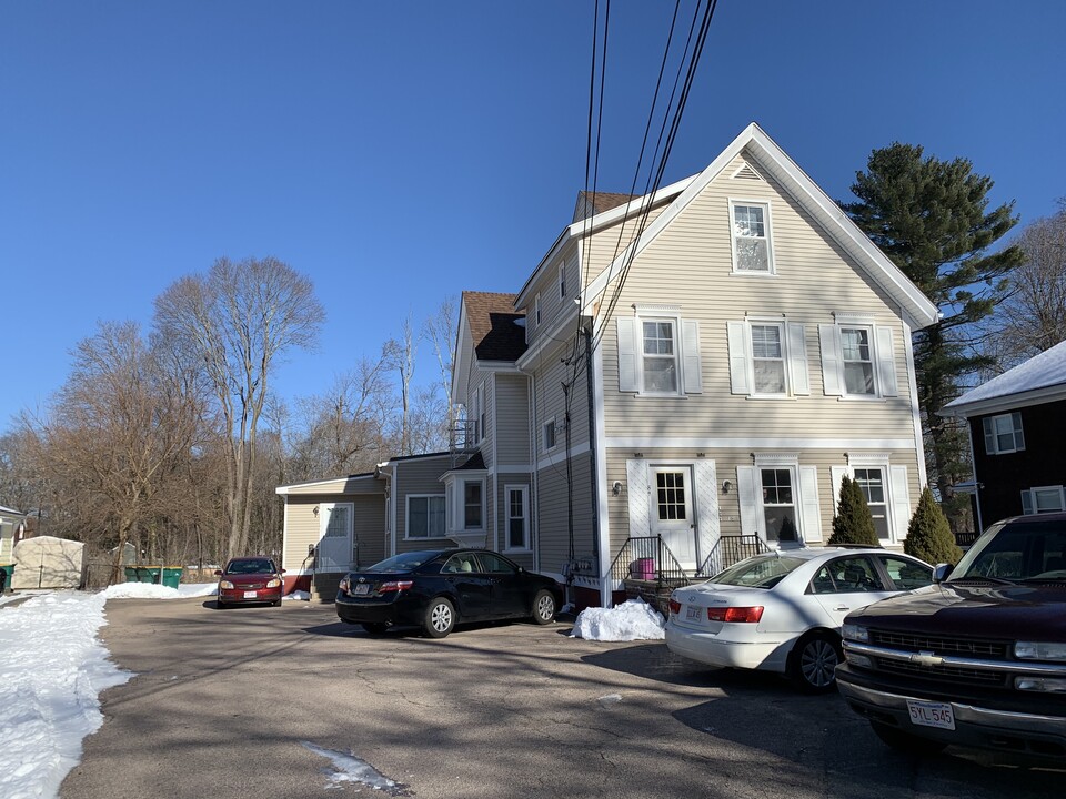 89 Pleasant St, Unit 3 in North Attleboro, MA - Foto de edificio