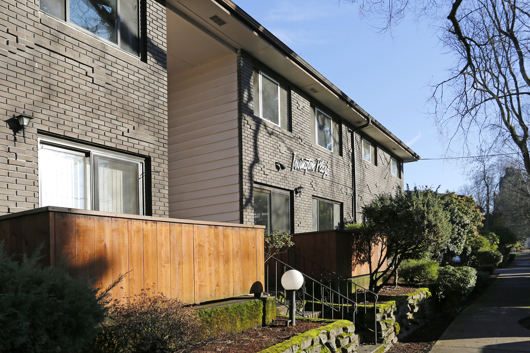 Irvington Plaza in Portland, OR - Building Photo