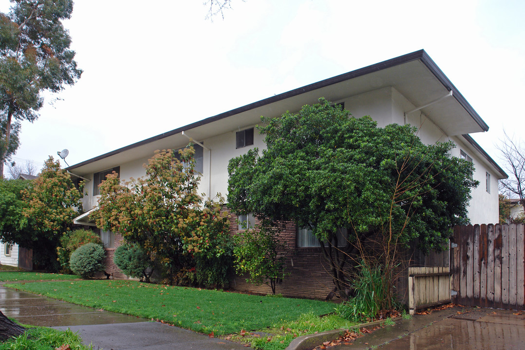 2417 Castro Way in Sacramento, CA - Building Photo