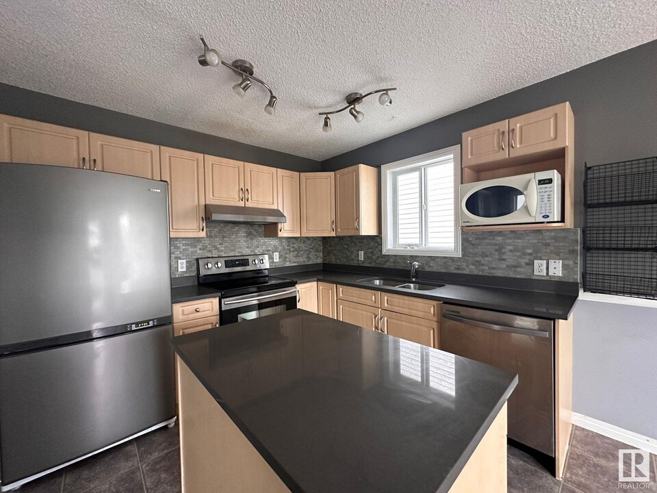 1917-137B 37b Ave NW in Edmonton, AB - Building Photo