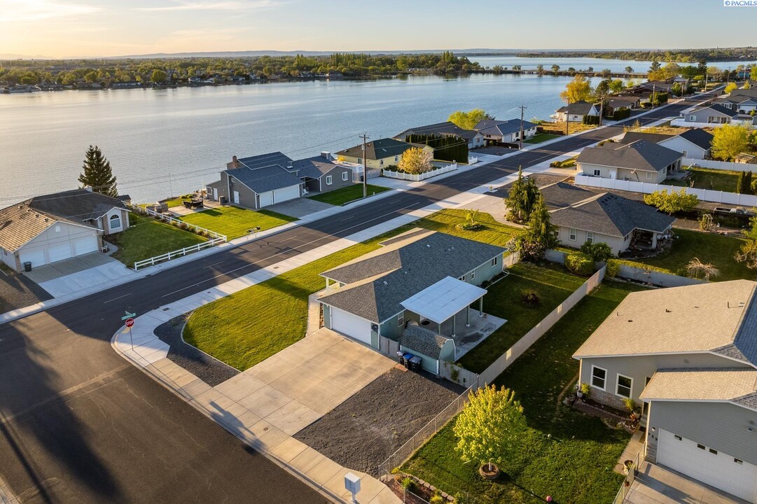 3625 W Lakeshore Dr in Moses Lake, WA - Foto de edificio