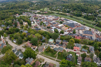 210 S High St in Galena, IL - Foto de edificio - Building Photo