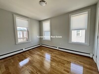 857 E 1st St, Unit 3 in Boston, MA - Foto de edificio - Building Photo