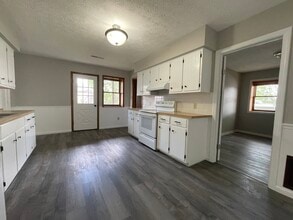 323 Cherry St W in Canal Fulton, OH - Foto de edificio - Building Photo