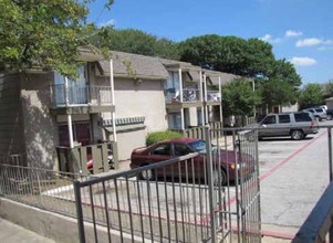 Chapel Brook in Dallas, TX - Building Photo - Building Photo