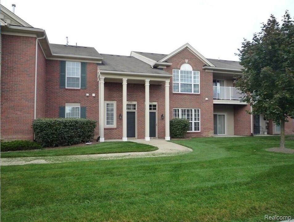 27208 Chesapeake Cir in Commerce Township, MI - Building Photo