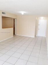 9429 Fontainebleau Blvd in Miami, FL - Building Photo - Building Photo