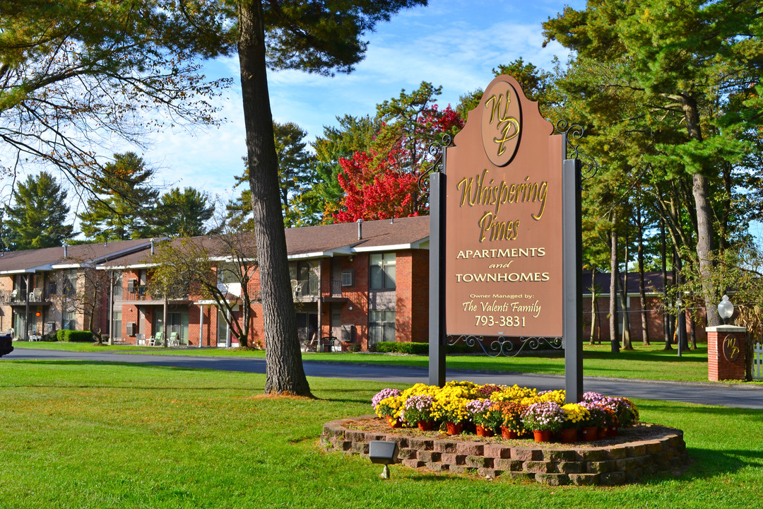 Whispering Pines in Queensbury, NY - Foto de edificio