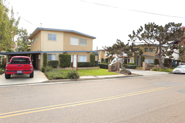 Pelican Cove Apartments in Oceanside, CA - Building Photo - Building Photo