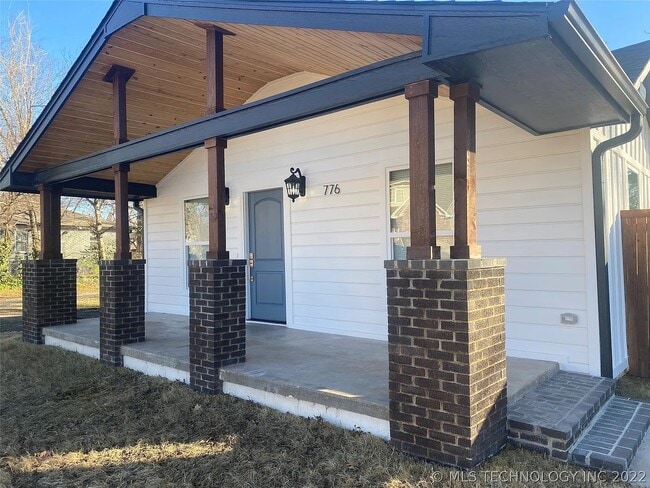 property at 776 E Seminole Pl