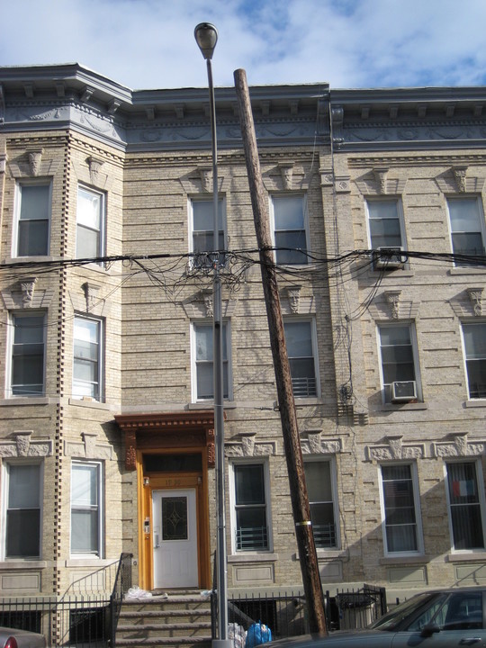 19-30 Linden St in Flushing, NY - Foto de edificio