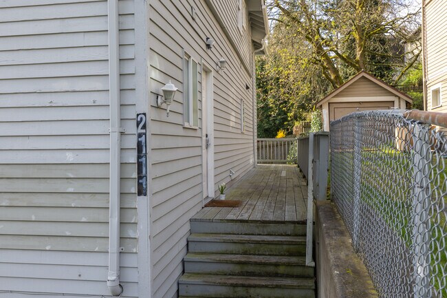 2111 NE 54th St in Seattle, WA - Building Photo - Building Photo