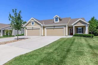 Fairways Villas at City Center in Lenexa, KS - Foto de edificio - Building Photo