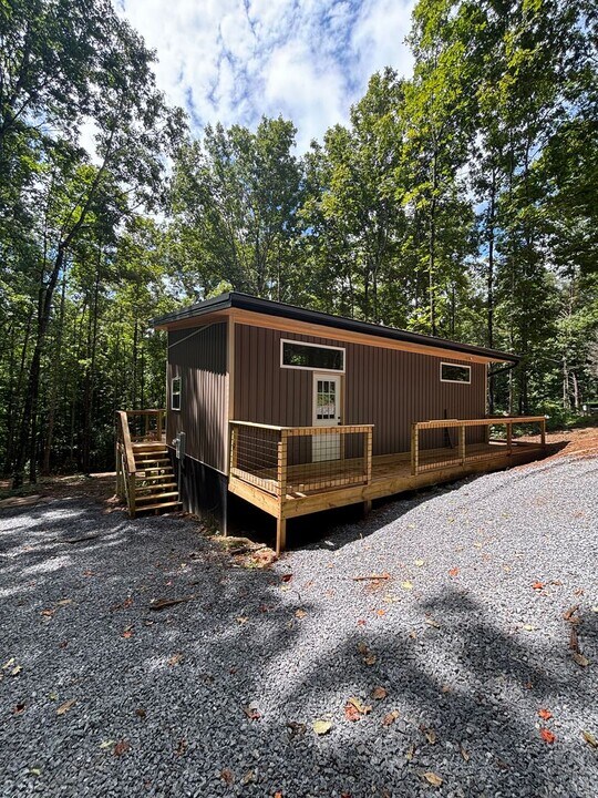 8662 Lakeshore Dr in Rutledge, TN - Building Photo