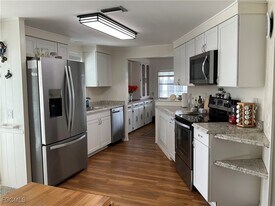 566 Hogan Dr in North Fort Myers, FL - Building Photo