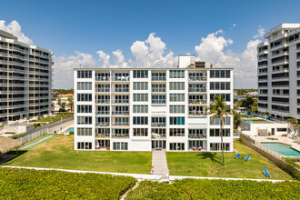 Wiltshire House in Highland Beach, FL - Foto de edificio - Building Photo